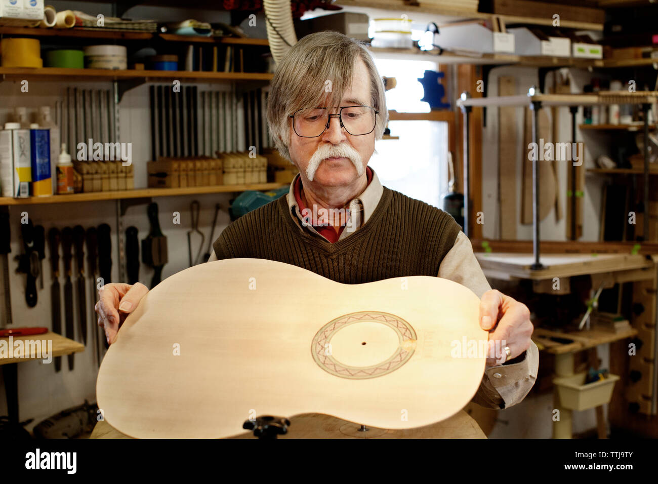 Mann Herstellung Gitarren in der Werkstatt Stockfoto