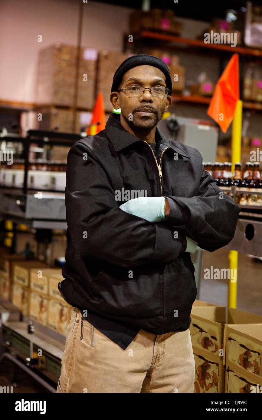 Portrait des Arbeitnehmers bei Brauerei Stockfoto