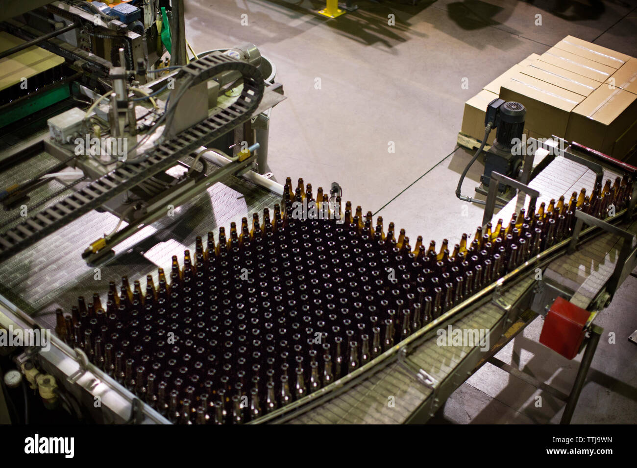 Hohe Betrachtungswinkel von Bier in der Fertigung in der Industrie Stockfoto