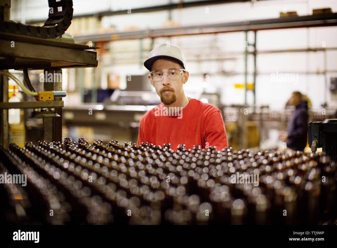 Porträt der Arbeiter bei Bier herstellenden Industrie arbeiten Stockfoto