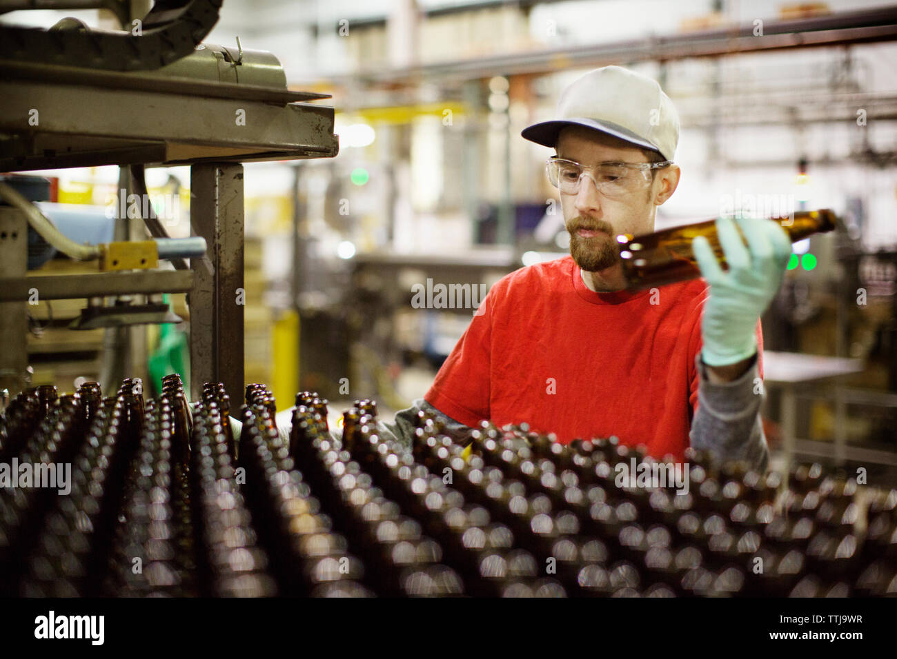 Arbeiter, der in der Bierindustrie arbeitet Stockfoto