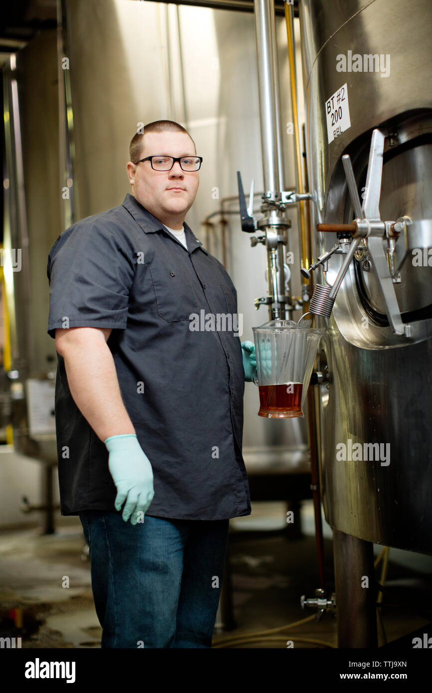 Portrait von Arbeitnehmer entfernen Bier aus Speicher Distillery Stockfoto