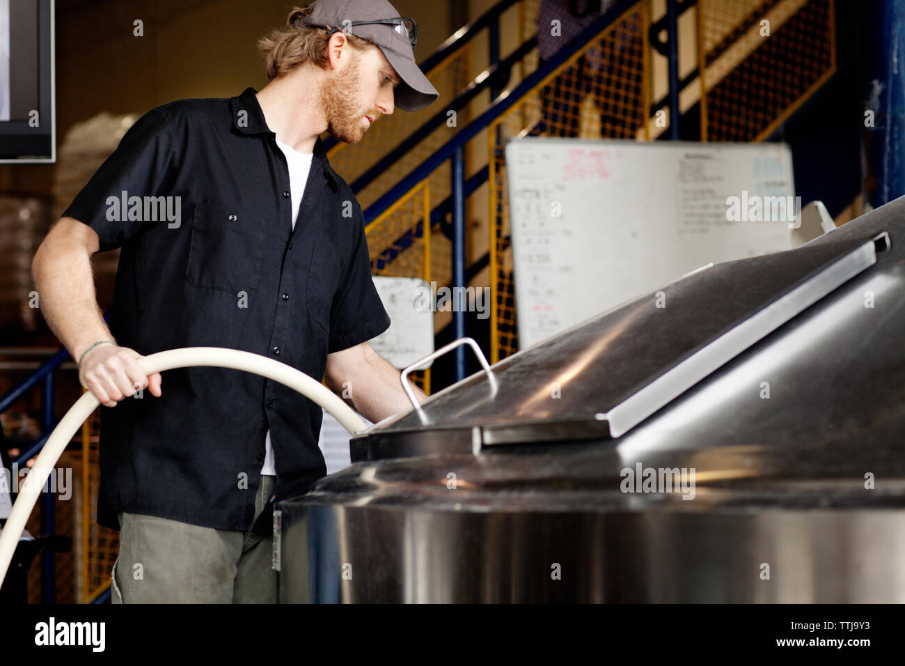 Arbeiter, der Bier in der Destillerie herstellt Stockfoto