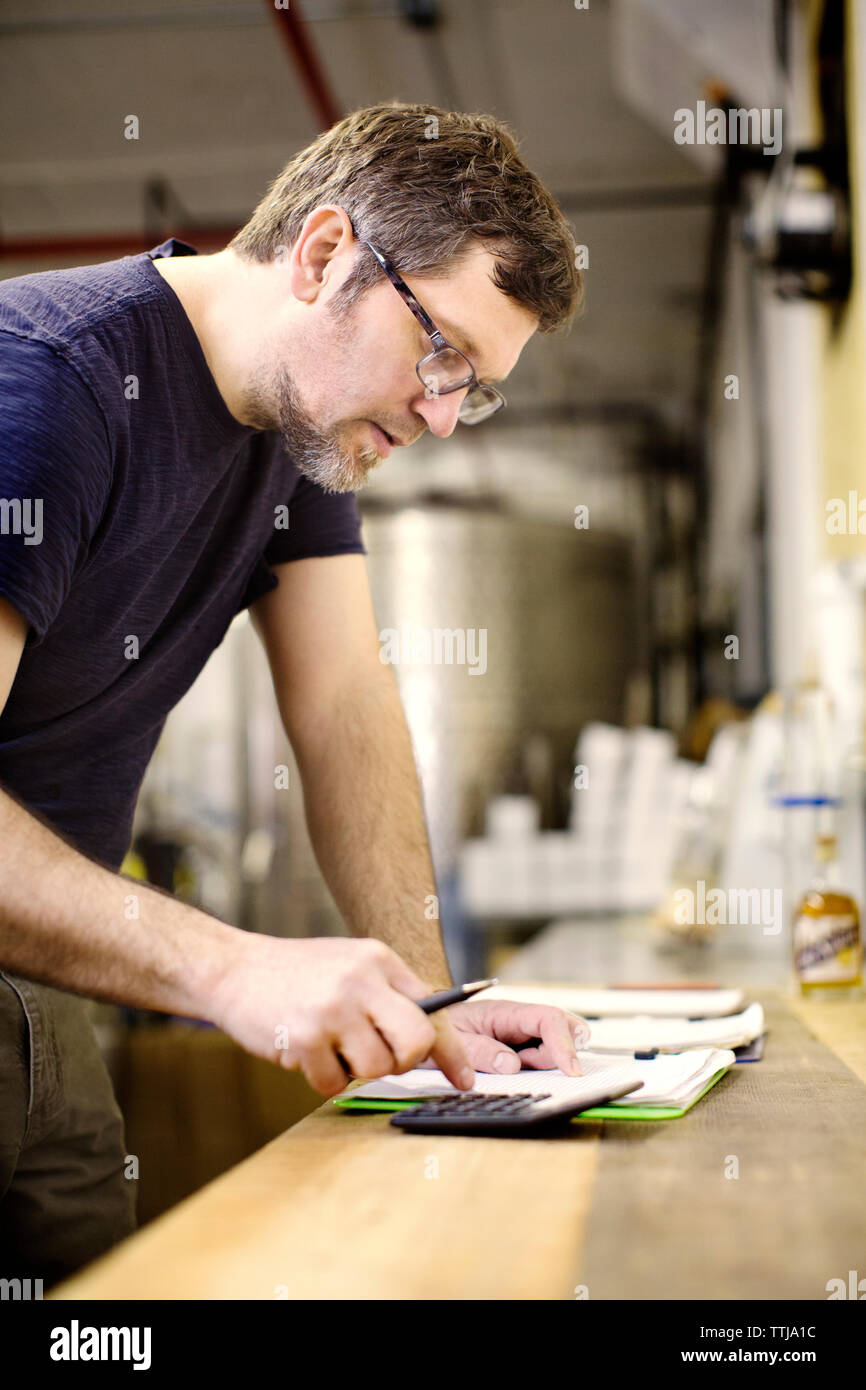 Mann Berechnung in der Factory Stockfoto