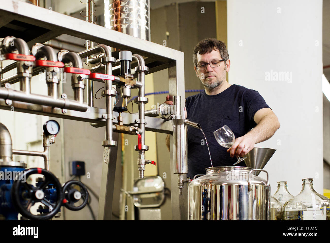 Arbeiter probieren Wein in der Fabrik Stockfoto