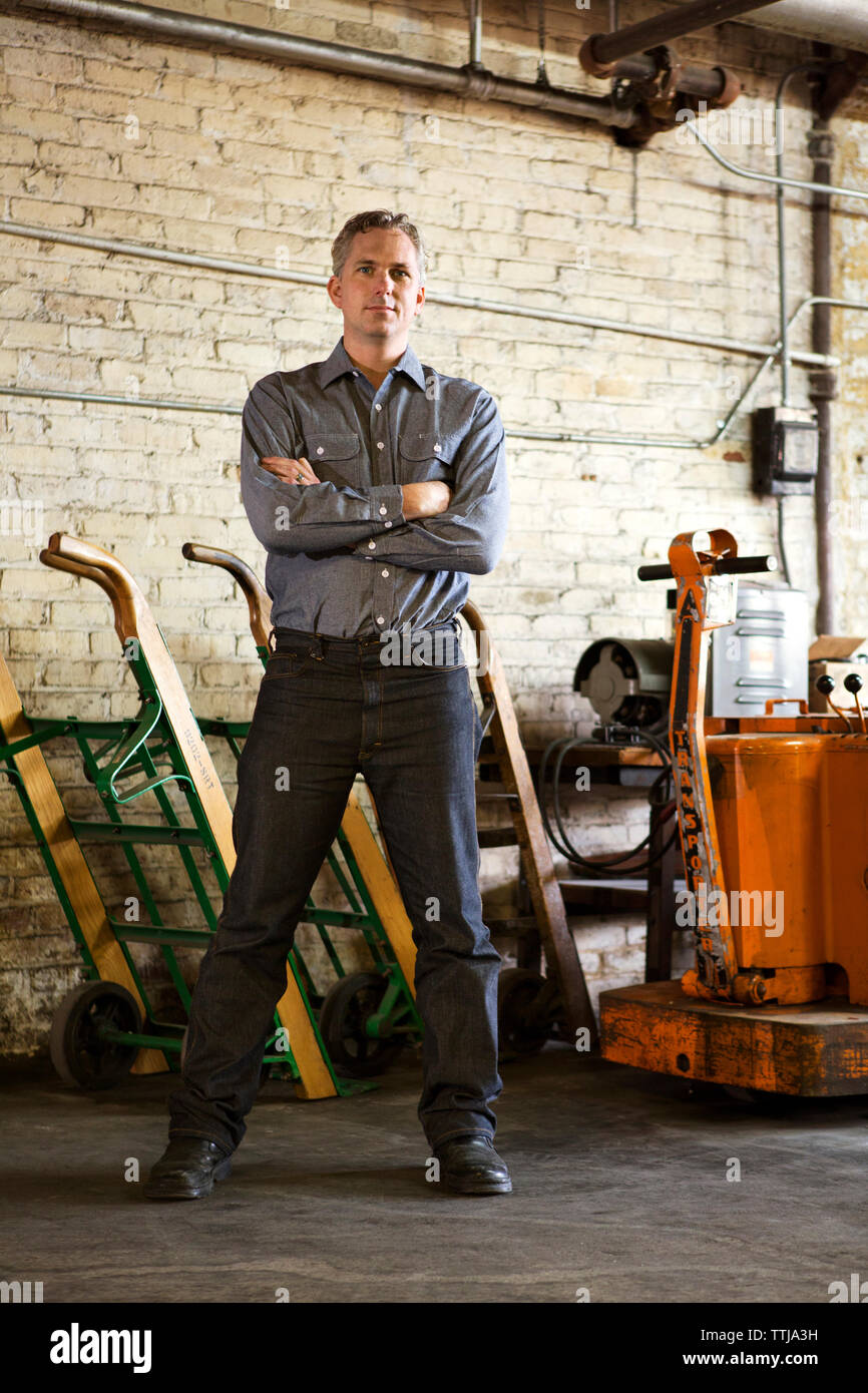 Portrait von zuversichtlich Geschäftsmann stehend in der Factory Stockfoto