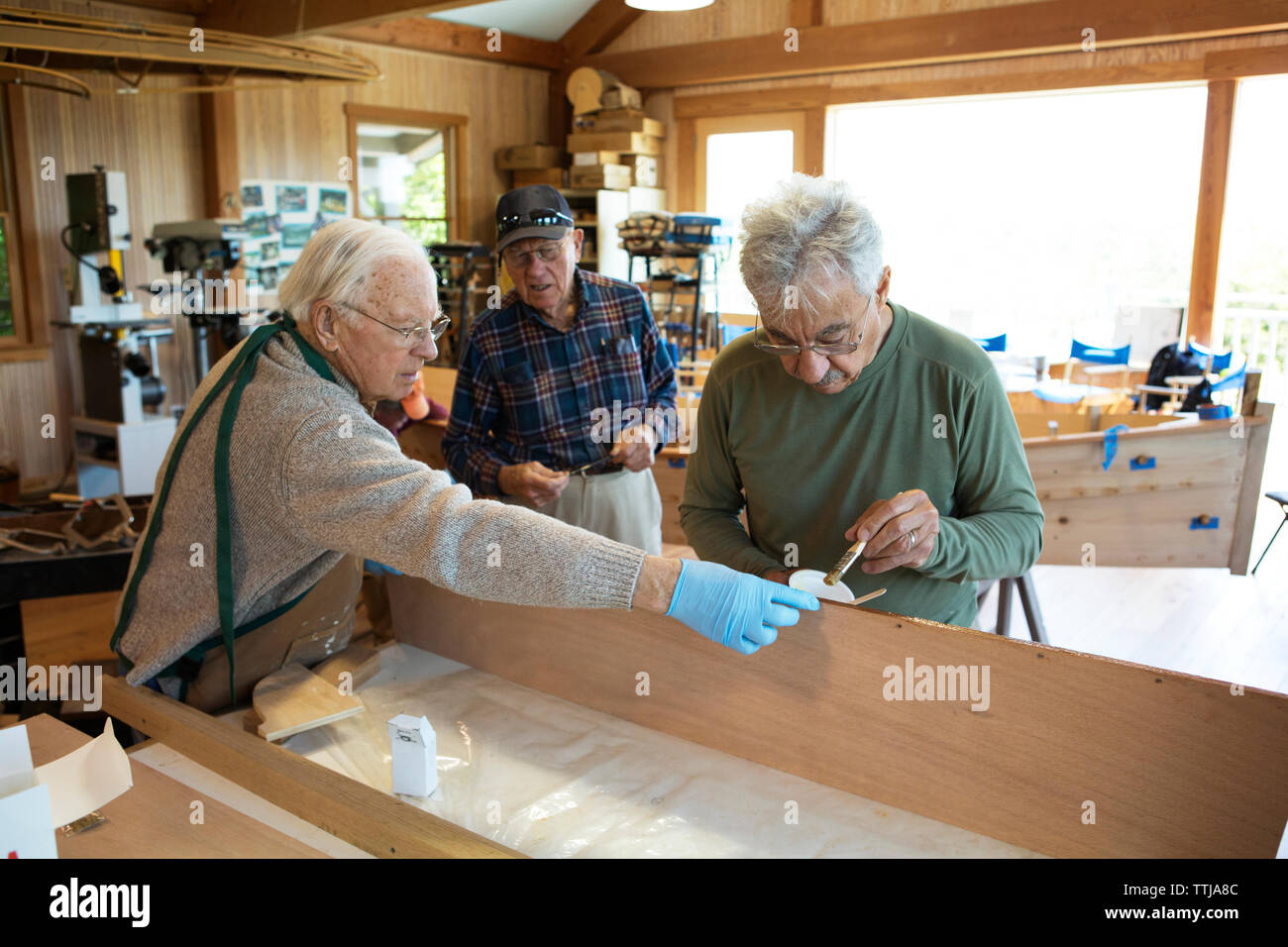 Ältere Arbeitnehmer Herstellung Kanu in der Werkstatt Stockfoto