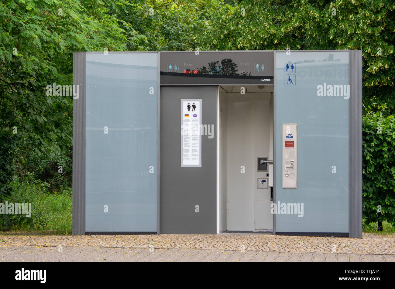 Öffentliche Toiletten in der Nähe von Olympiastadion Berlin Stockfotografie  - Alamy