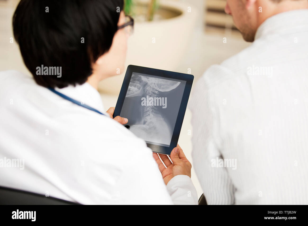Ärzte suchen x-ray Bericht in Tablet-PC Stockfoto