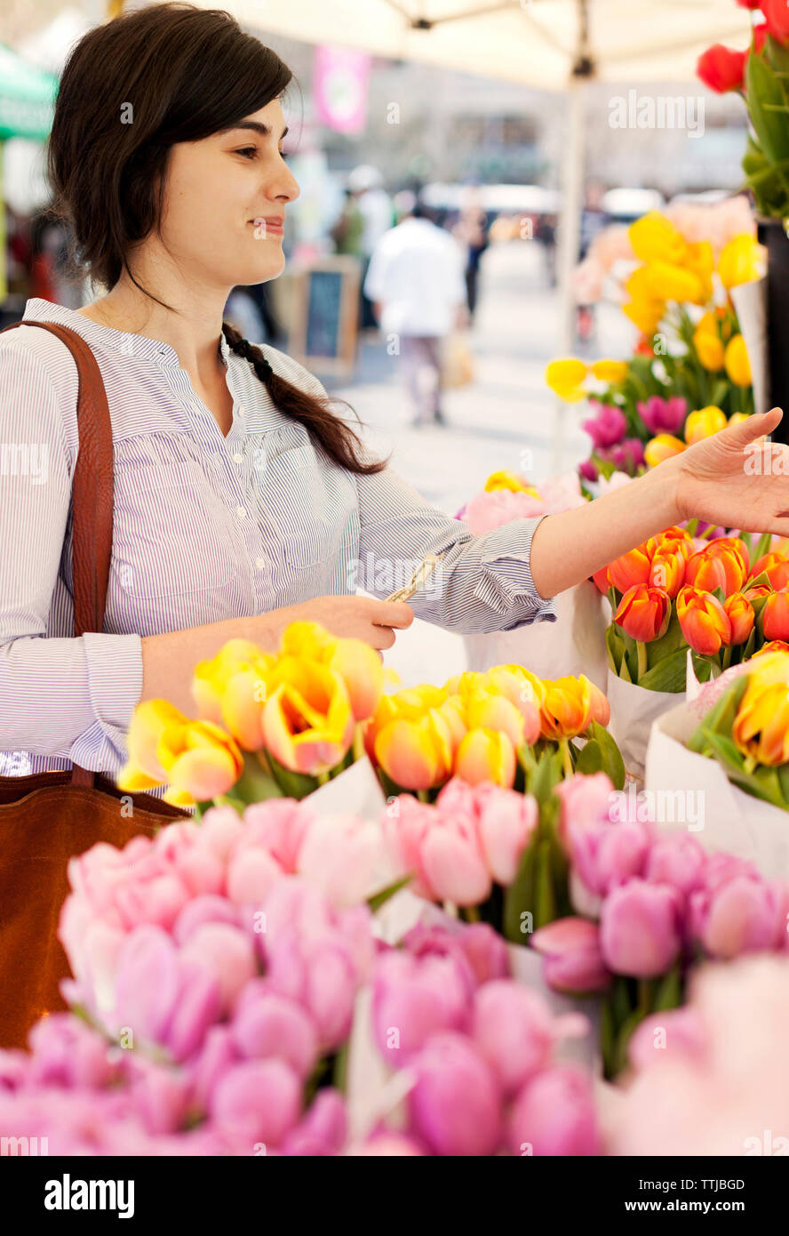 Frau Kaufende Blumen im Flower Shop - Stockfoto
