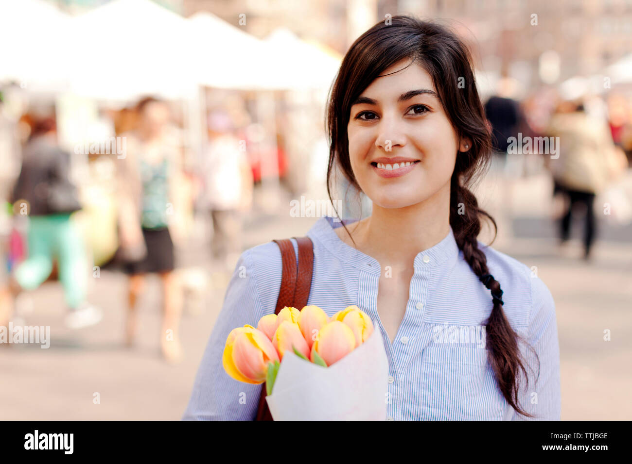 Portrait von Frau mit Blumenstrauß aus Tulpen Blumen Stockfoto