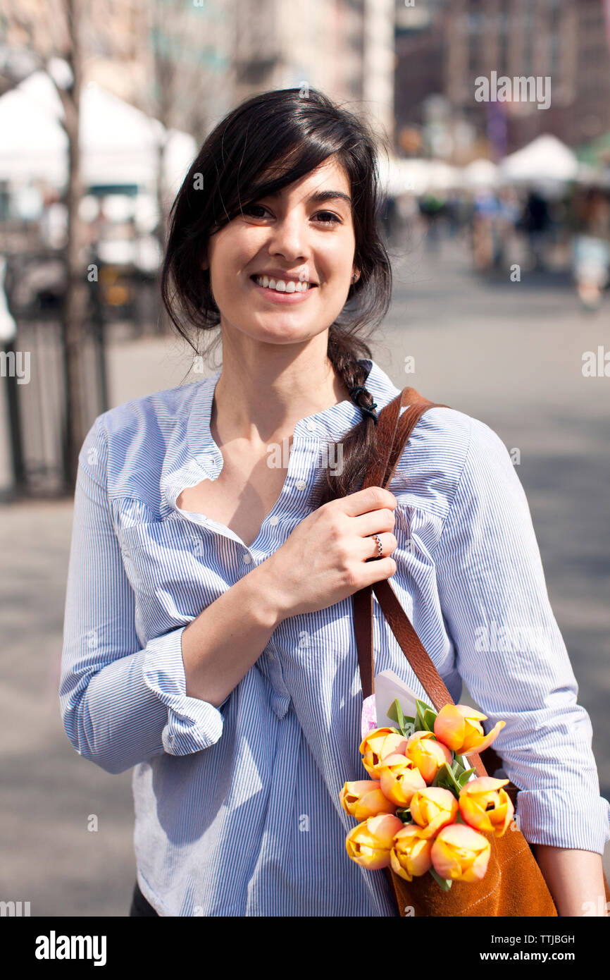 Portrait von Frau mit Handtasche und stehen auf der strasse Stockfoto