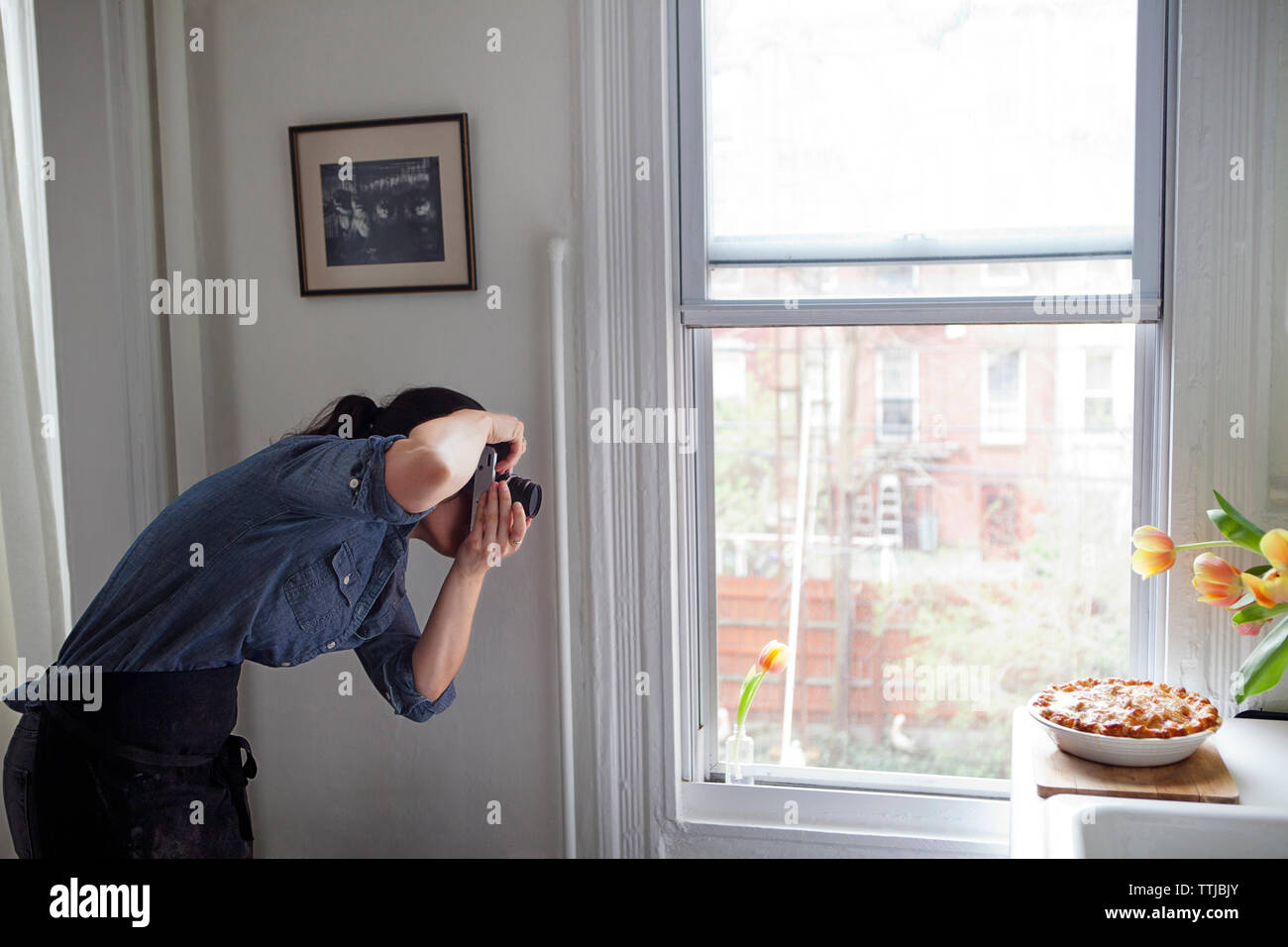 Frau fotografieren gebackene Torte durch die Kamera zu Hause Stockfoto