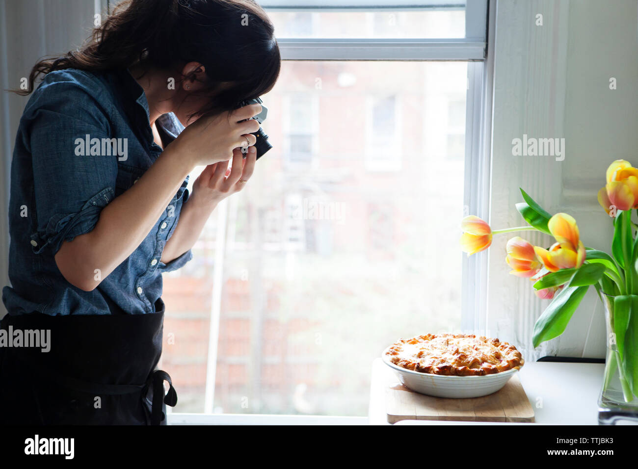 Frau fotografieren gebackene Torte Stockfoto