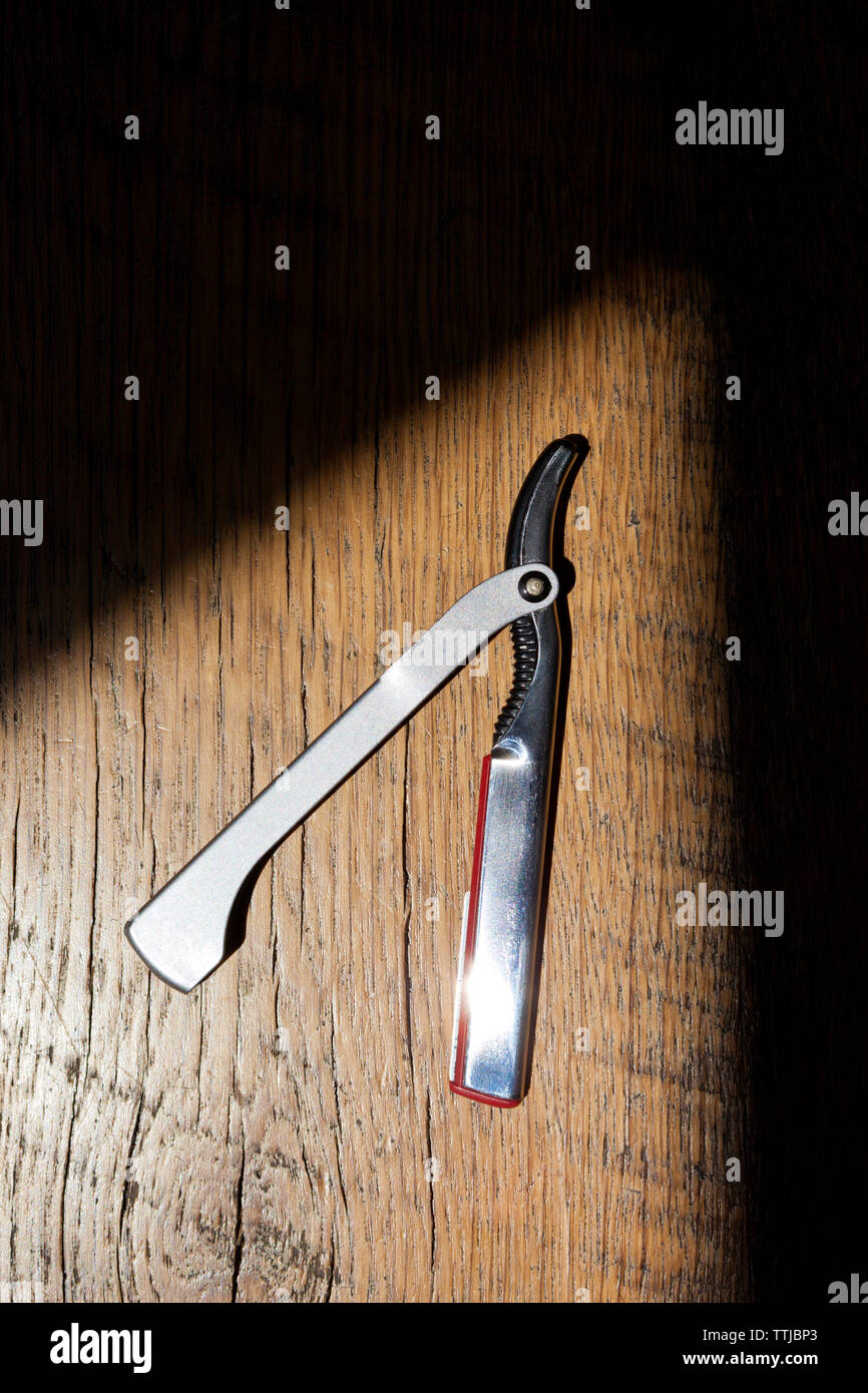 Ansicht von oben der Rasiermesser auf hölzernen Tisch Stockfoto