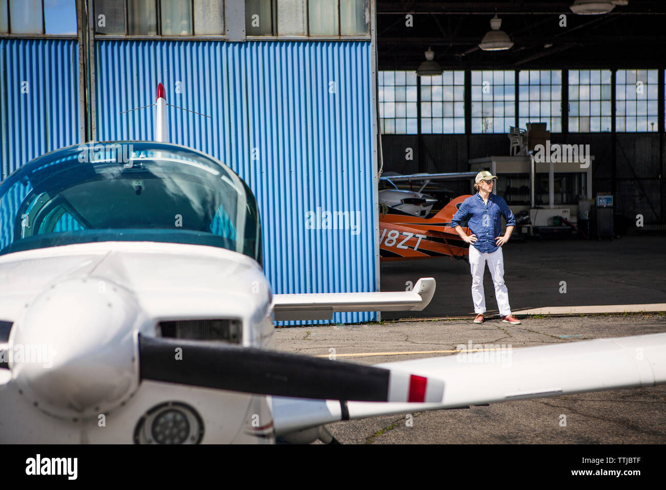 Sicher Mann weg, während im Hangar stehen Stockfoto