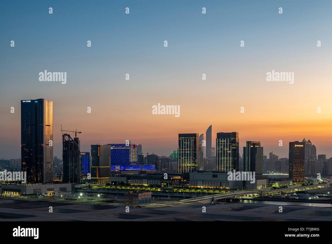 Sonnenuntergang über der Stadt der Lichter von Reem Island in Abu Dhabi, VAE Stockfoto