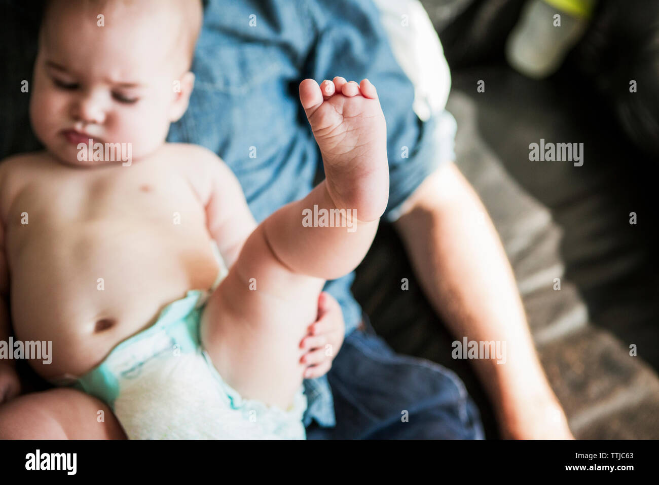 Hohe Betrachtungswinkel von baby boy mit Vater zu Hause sitzen Stockfoto