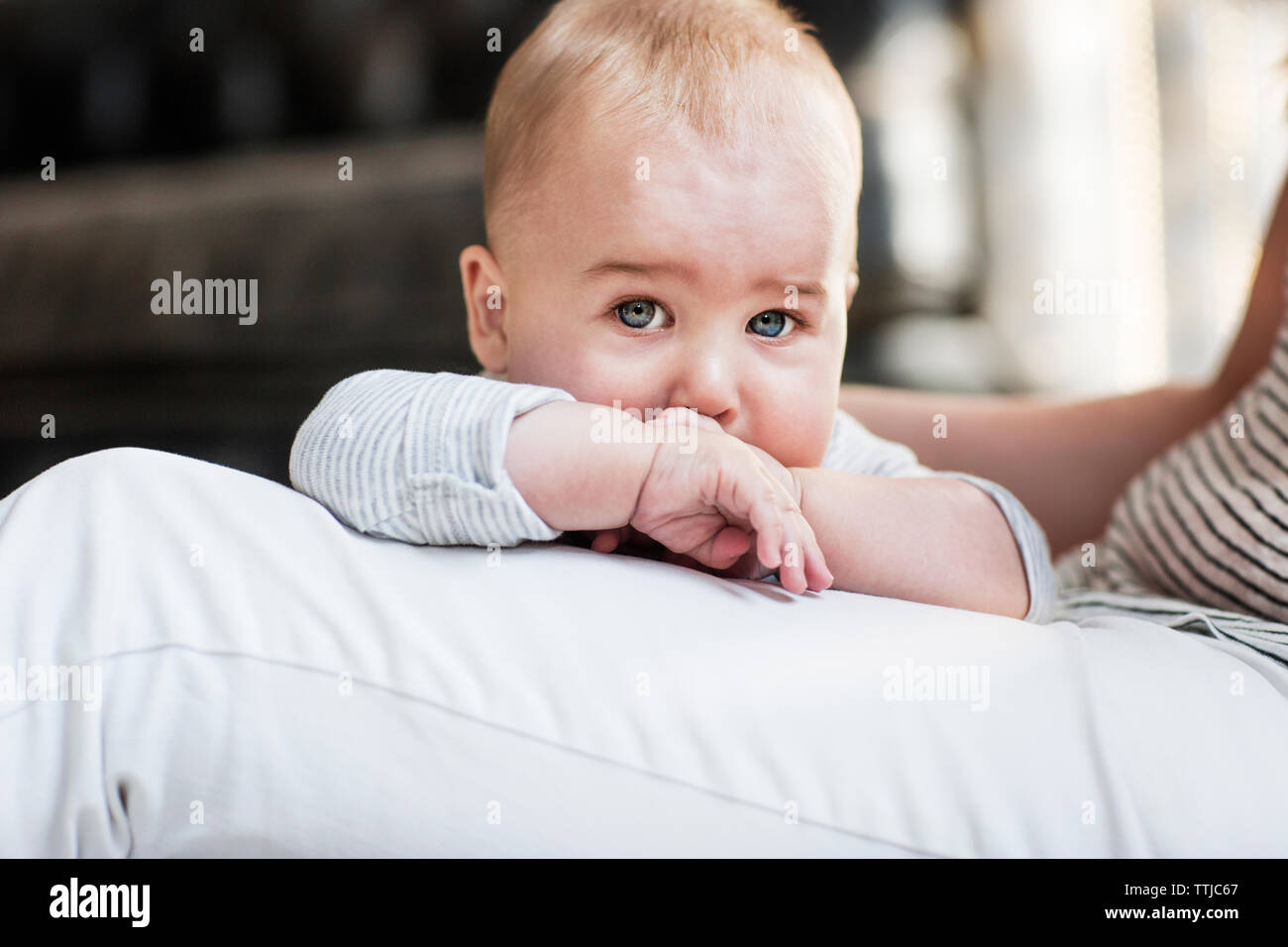 Portrait von niedlichen Sohn lehnte sich auf Mutter zu Hause Stockfoto