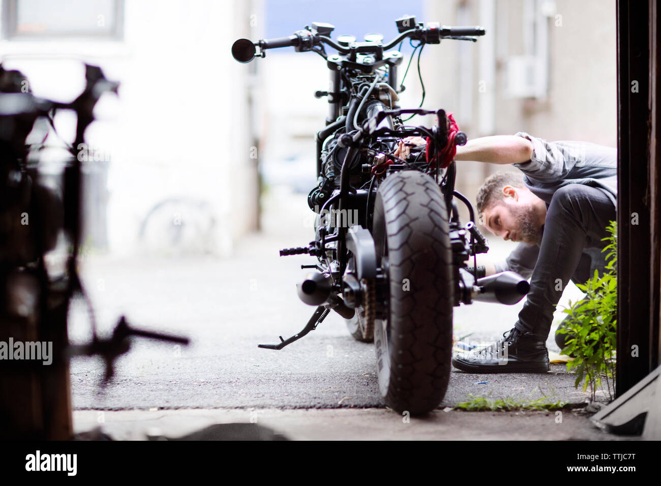 Mechanische Instandsetzung Motorrad außerhalb der Werkstatt Stockfoto