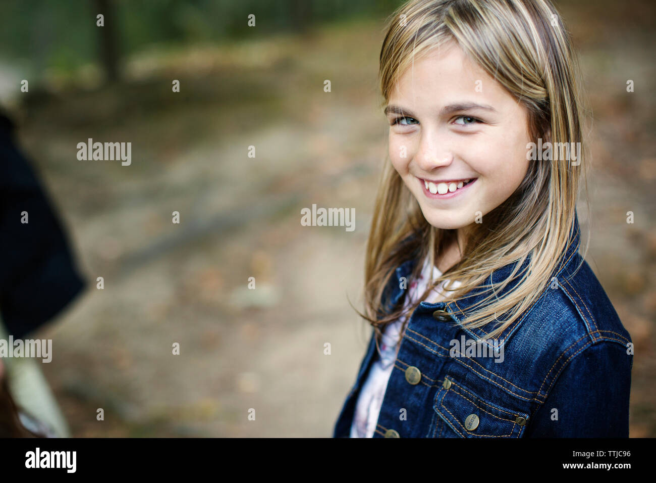 Porträt von fröhliches Mädchen Stockfoto