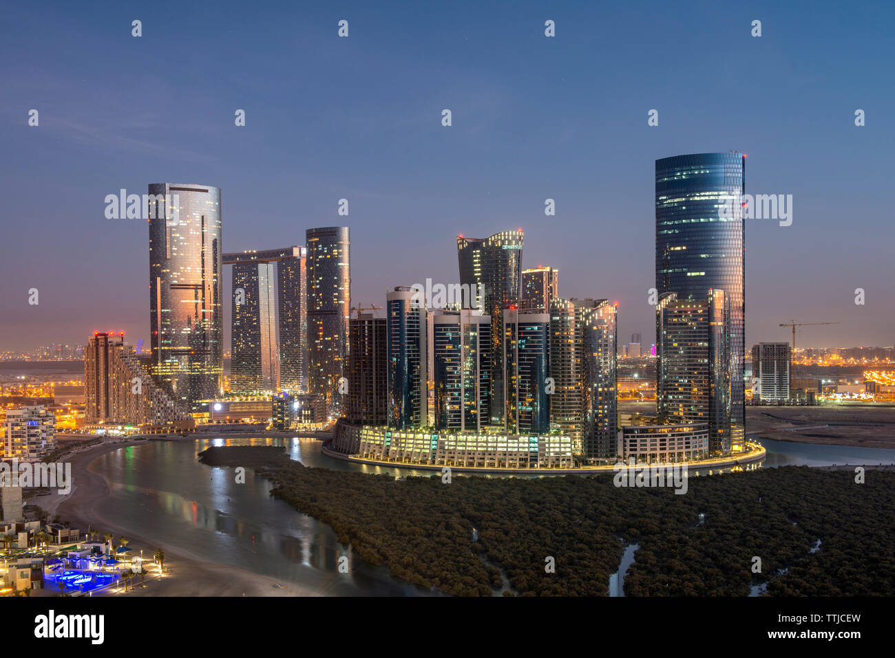 Sonnenuntergang über der Stadt der Lichter von Reem Island in Abu Dhabi, VAE Stockfoto