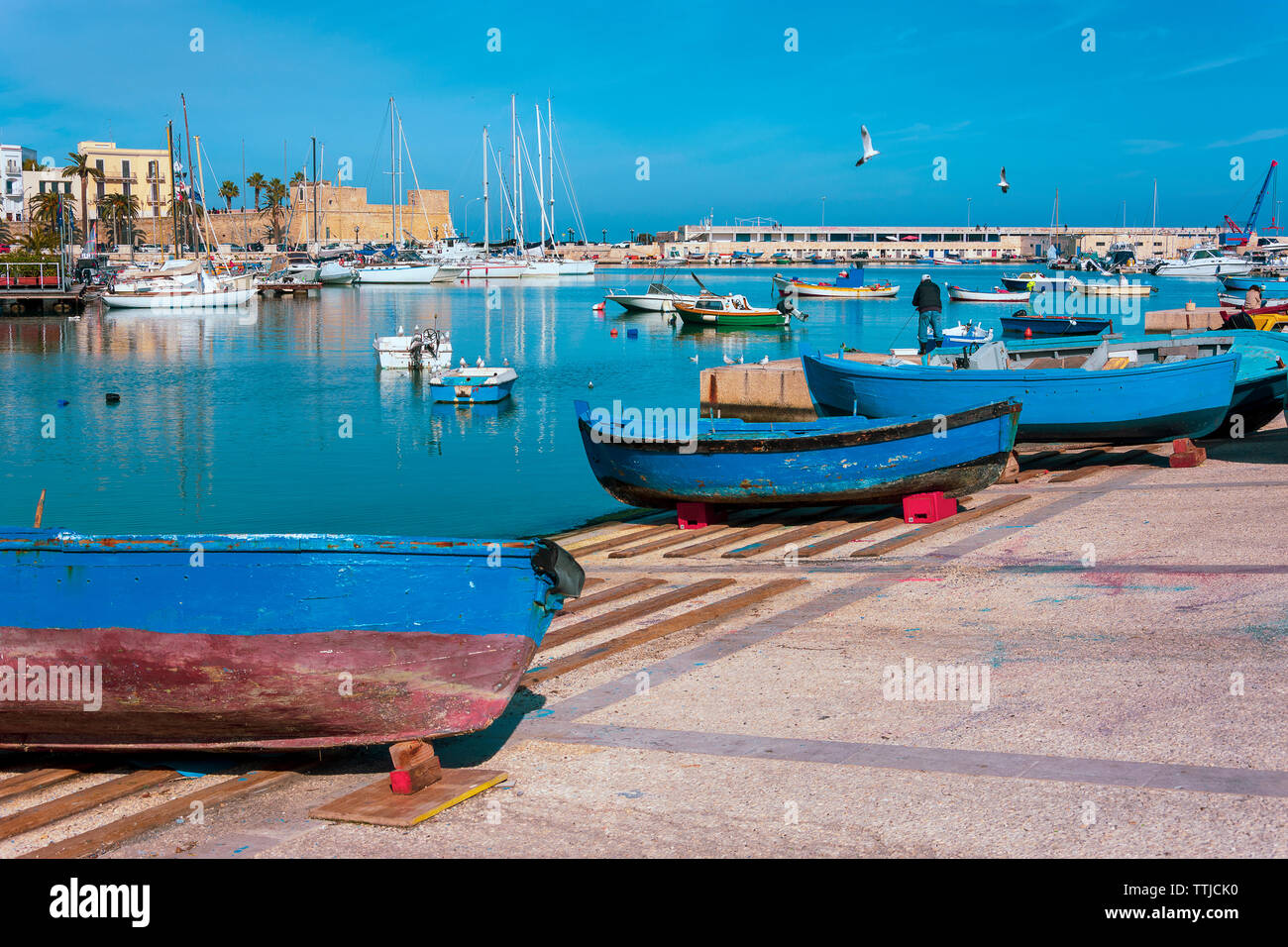 Schöne Landschaft mit Fischerbooten im alten Hafen von Bari günstig an der Adria Küste, Region Apulien, Süditalien. Stockfoto