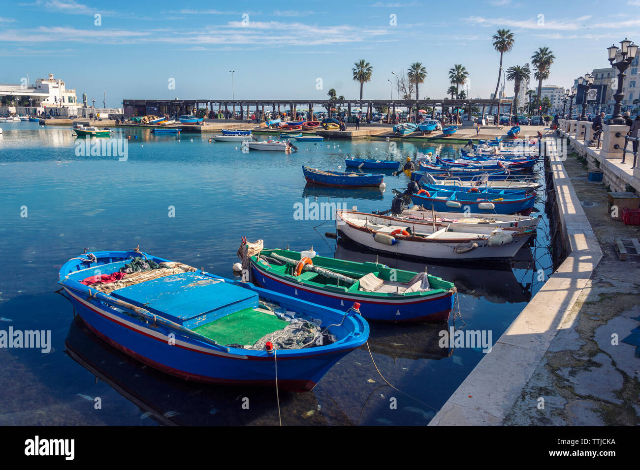 Schöne Landschaft mit Fischerbooten im alten Hafen von Bari günstig an der Adria Küste, Region Apulien, Süditalien. Stockfoto