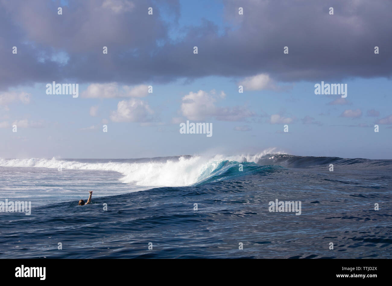 Idyllischen Blick auf Surfen im Meer gegen bewölkter Himmel Stockfoto
