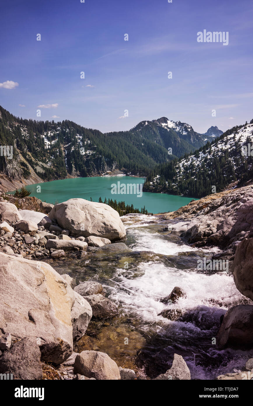 Malerischer Blick auf den See gegen Berge Stockfoto