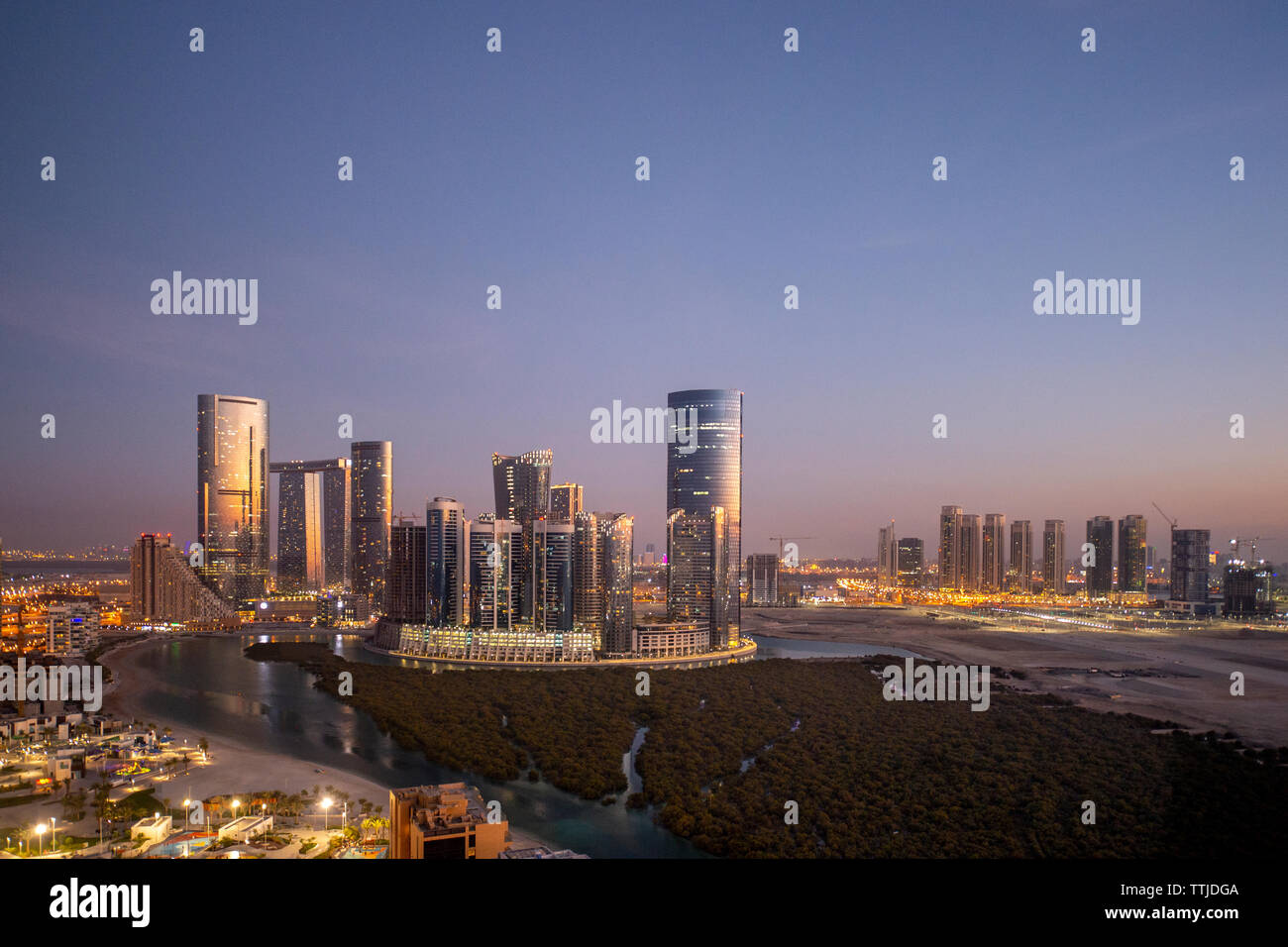 Sonnenuntergang über der Stadt der Lichter von Reem Island in Abu Dhabi, VAE Stockfoto