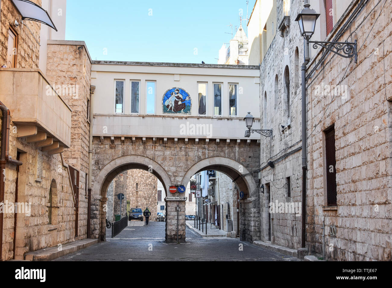 BARI, ITALIEN - 9. FEBRUAR 2019. Arch und Architektur in der Altstadt von Bari, Apulien, Süditalien. Stockfoto