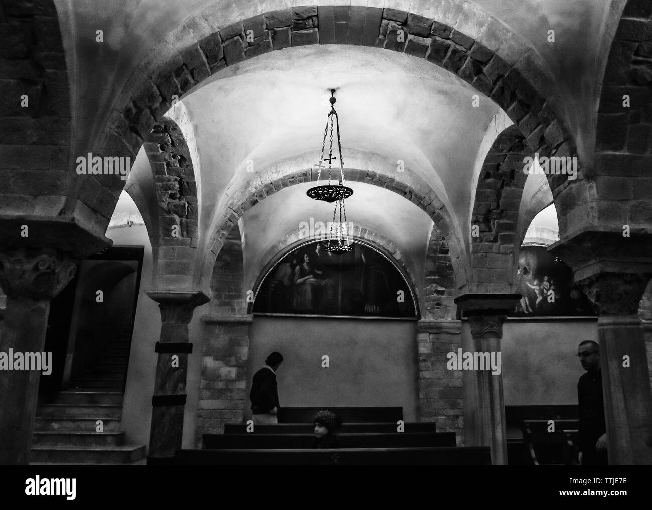 Krypta der päpstlichen Basilika di San Nicola (Basilika des Heiligen Nikolaus), Kirche in Bari, Süditalien, hält die Reliquien des Hl. Nikolaus. Stockfoto