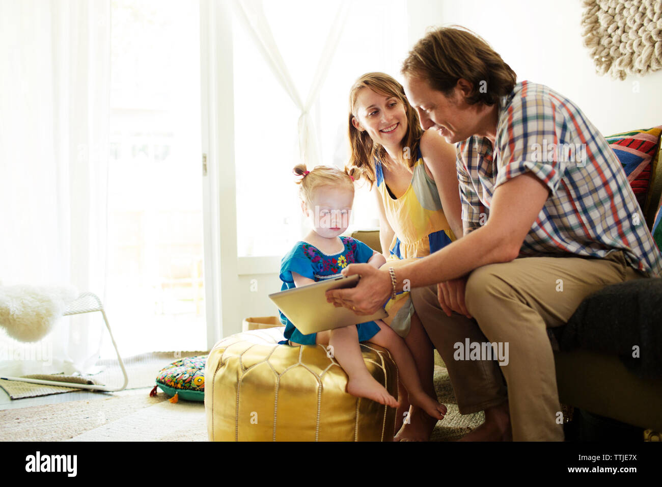 Eltern zeigen Tablet Computer Baby Mädchen zu Hause Stockfoto