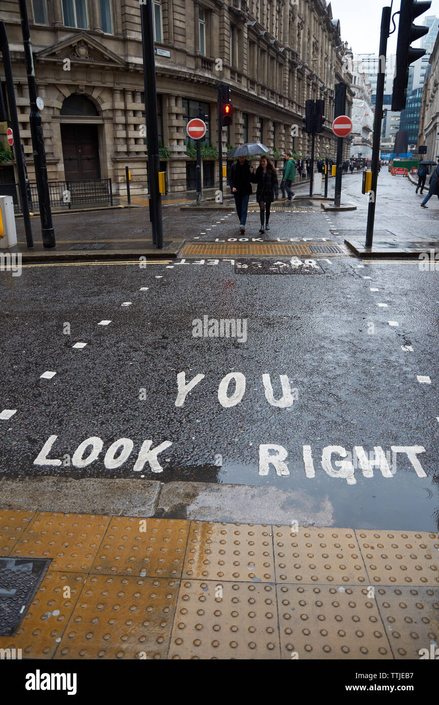 Schauen Sie nach rechts. Geänderte Anweisung für Fußgänger in London, der Stadt, in der Autos auf der linken Seite der Straße fahren. Stockfoto