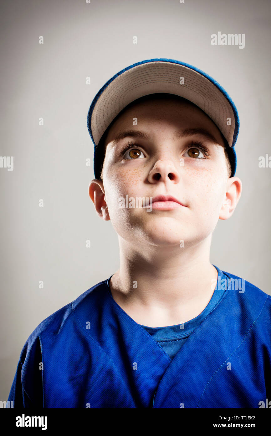 Baseball player weg schauen vor weißem Hintergrund Stockfoto