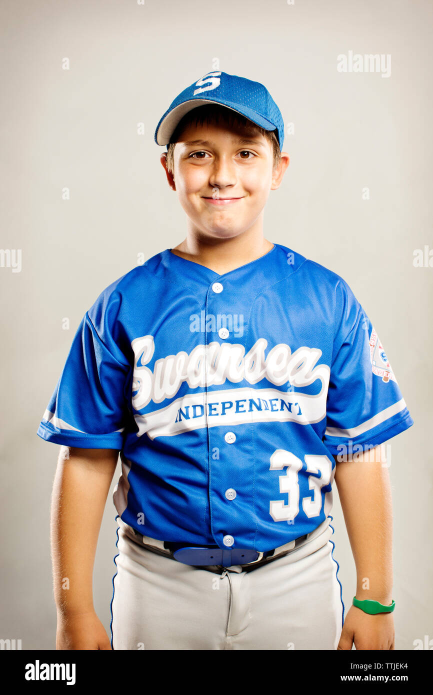 Portrait von lächelnden Baseball Spieler gegen weißen Hintergrund Stockfoto