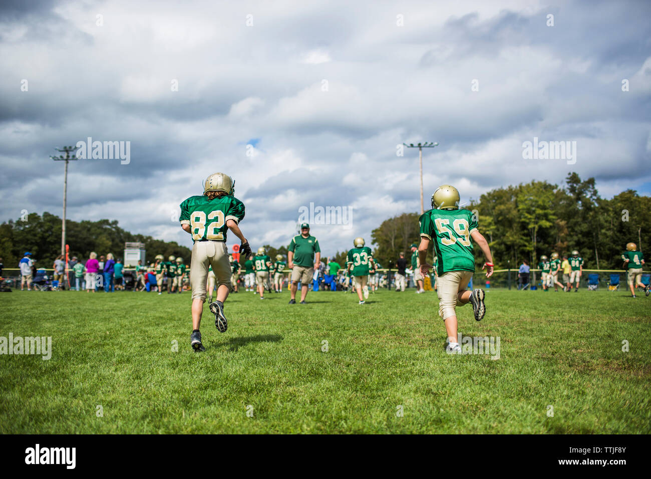 Ansicht der Rückseite des American Football Spieler trainieren auf dem Feld Stockfoto