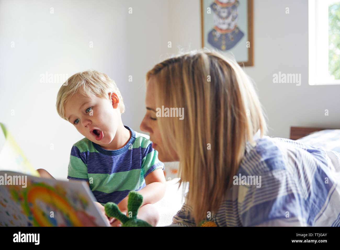 Mutter und Sohn das Lesen zu Hause Stockfoto