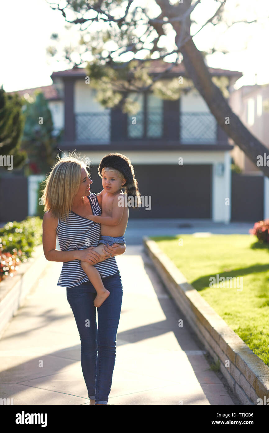 Mutter mit Sohn beim Gehen im Hinterhof Stockfoto