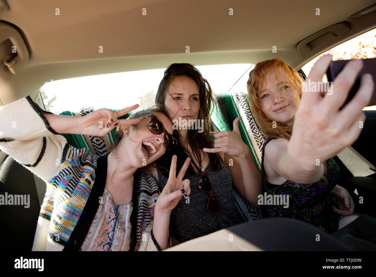 Gerne Freunde unter selfie während im Auto sitzen Stockfoto