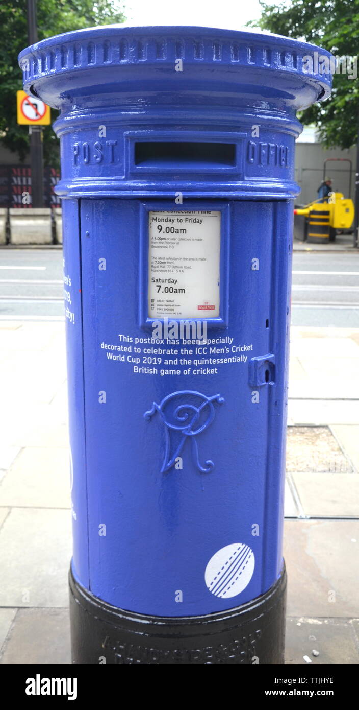 Ein blaues "Cricket" Briefkasten in Albert Square, Manchester, UK. Royal Mail hat einige Briefkästen blau in England und Wales die Cricket World Cup zu markieren gemalt. Zehn Briefkästen in der Nähe host Schauplätze haben neu gestrichen worden. Briefkästen feiern anderen berühmten cricketers. Dieses verfügt über die Indien Legende Sachin Tendulkar, der seinen ersten Test in Manchester zählte, ist im Alter von 17 Jahren. Manchester bewirtet 6 Spiele bei der WM, mehr als jede andere Stadt. Stockfoto
