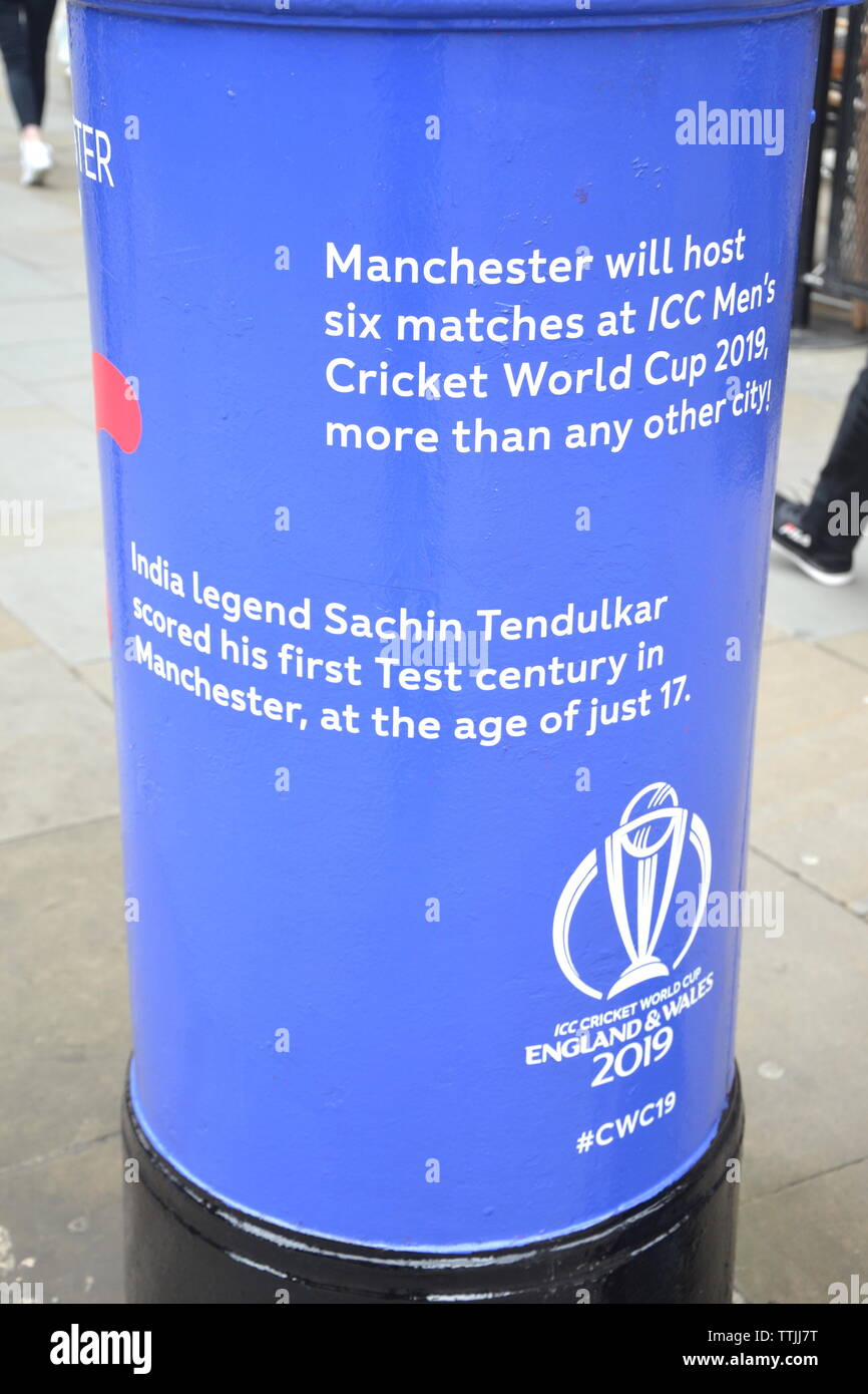 Ein blaues "Cricket" Briefkasten in Albert Square, Manchester, UK. Royal Mail hat einige Briefkästen blau in England und Wales die Cricket World Cup zu markieren gemalt. Zehn Briefkästen in der Nähe host Schauplätze haben neu gestrichen worden. Briefkästen feiern anderen berühmten cricketers. Dieses verfügt über die Indien Legende Sachin Tendulkar, der seinen ersten Test in Manchester zählte, ist im Alter von 17 Jahren. Manchester bewirtet 6 Spiele bei der WM, mehr als jede andere Stadt. Stockfoto
