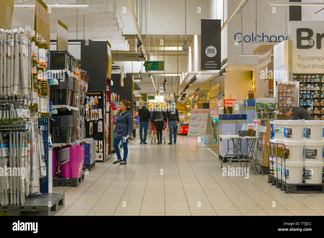 Haushaltswaren in Carrefour Supermarkt, Torremolinos, Costa del Sol, Provinz Malaga, Andalusien, Südspanien. Stockfoto
