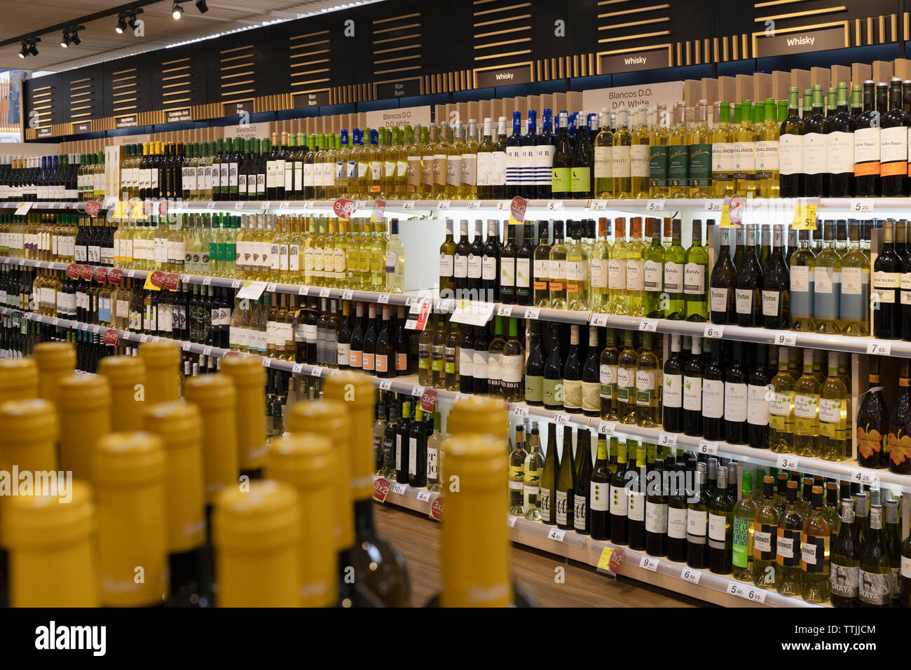 Getränke Auswahl, Carrefour Supermarkt, Torremolinos, Costa del Sol, Provinz Malaga, Andalusien, Südspanien. Stockfoto