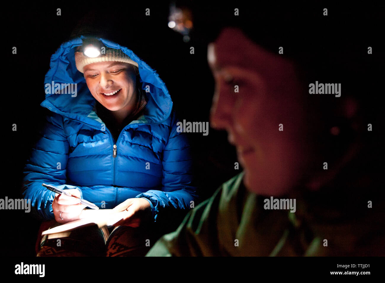 Frau mit Buch beim Camping Stockfoto