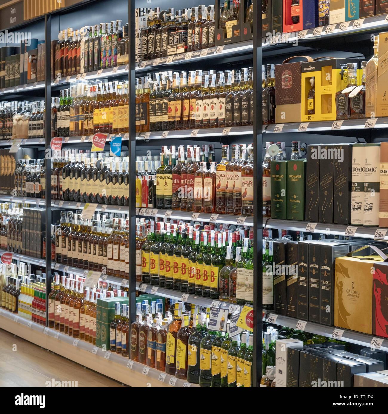 Getränke Auswahl, Carrefour Supermarkt, Torremolinos, Costa del Sol, Provinz Malaga, Andalusien, Südspanien. Stockfoto