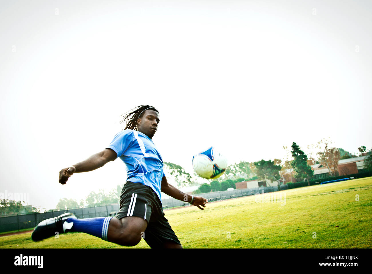 Üben Athleten Fußball im Feld Stockfoto