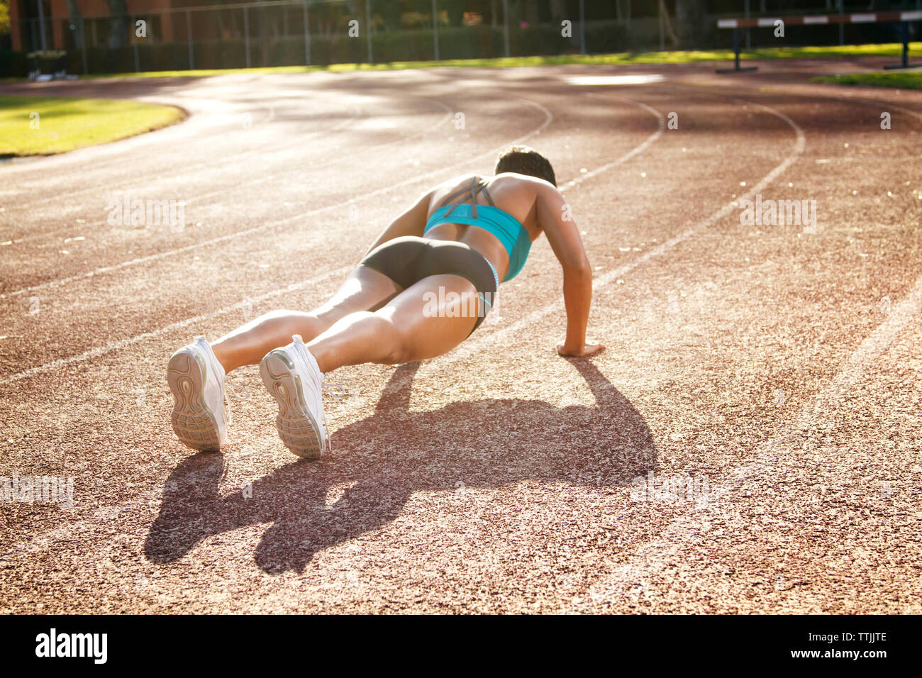 Frau tun Push-ups auf Sport Track Stockfoto