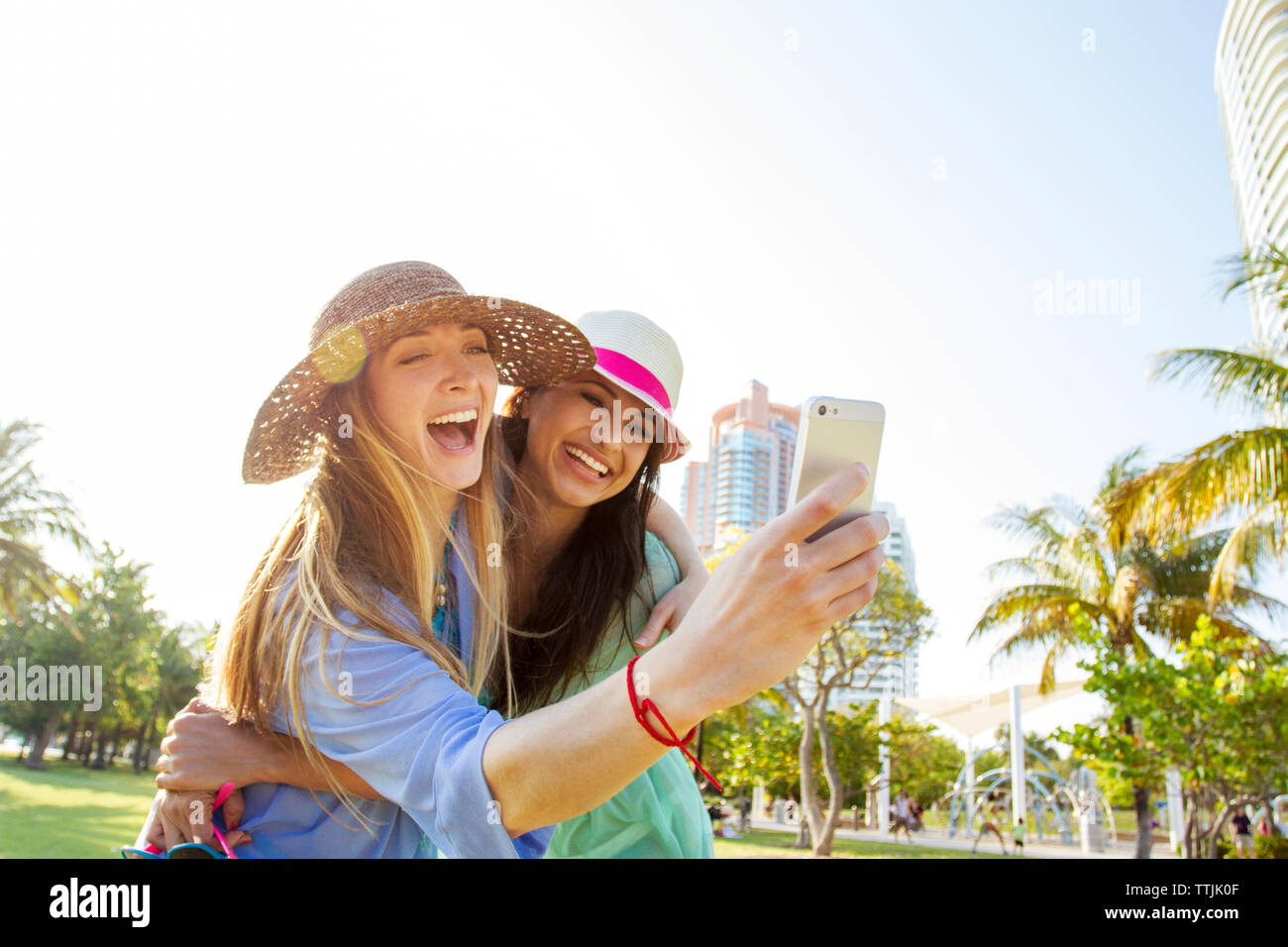 Gerne Freunde unter selfie während in der PARK-Stellung Stockfoto